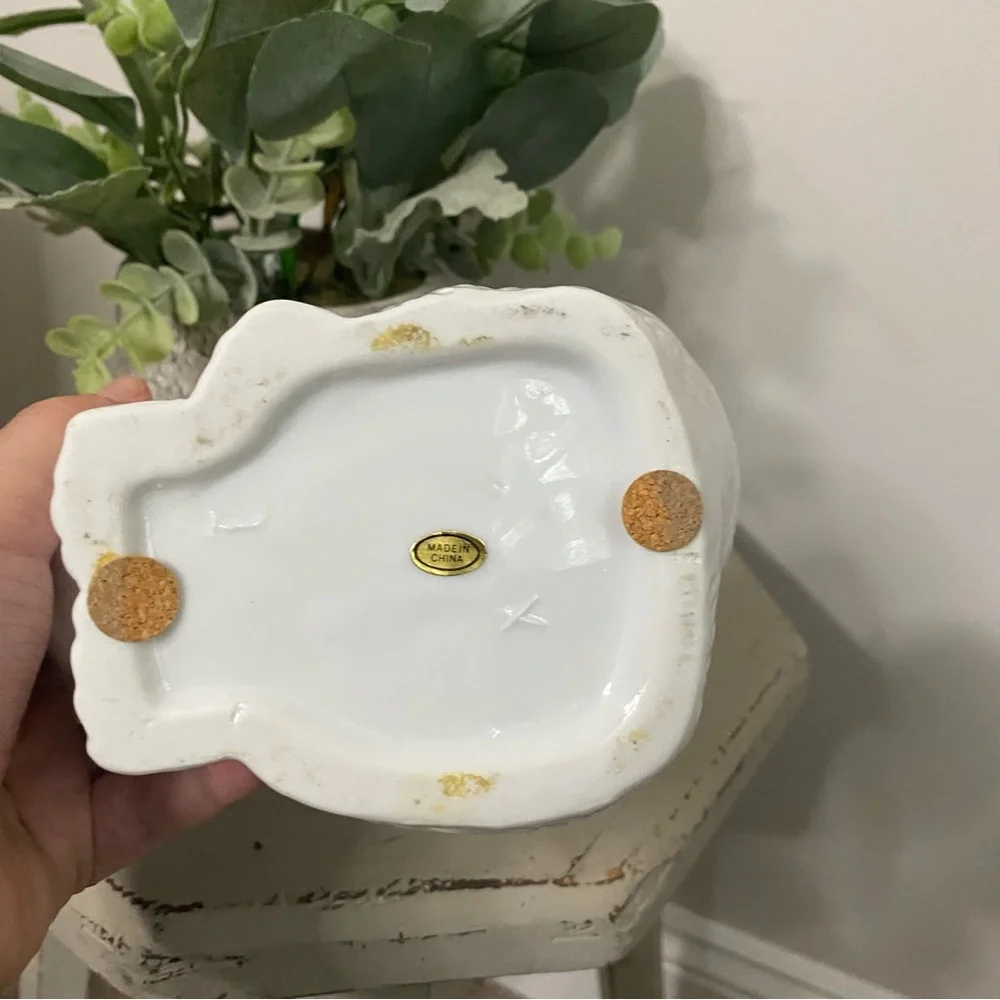 Vintage White Hand painted Ceramic Cat & Kitten Planter